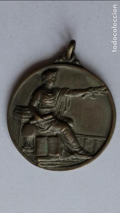 Medaglie tematiche: medalla antigua de 4 cms de diametro, mujer sentada libros etc...