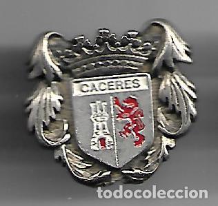 Medaglie tematiche: ANTIGUO ESCUDO PLATEADO DE LA CIUDAD DE CACERES PARA SOLAPA MIDE 3 x 3 cm.