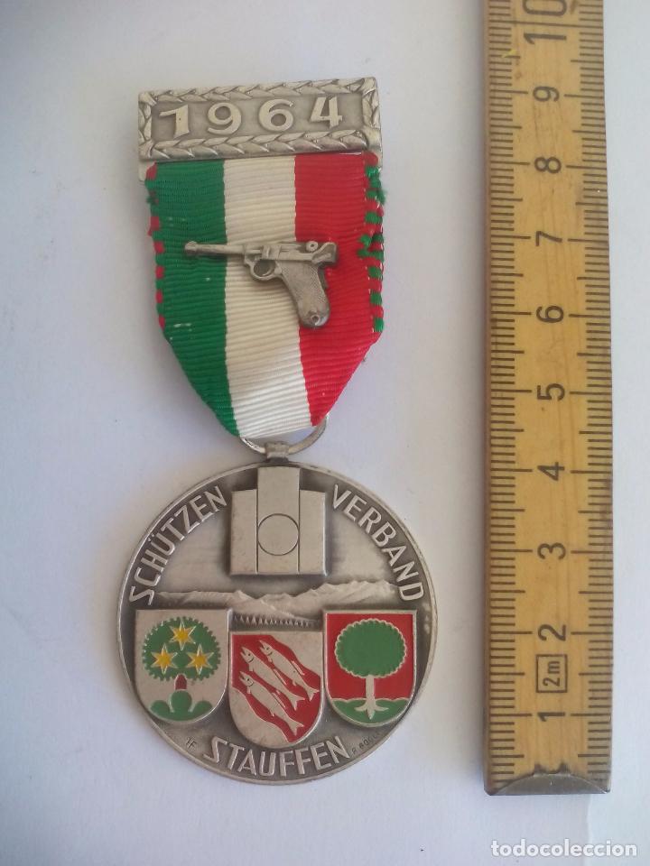 Medaglie tematiche: Medalla o insignia de tiro con pistola o revolver. 1964. Sch&uuml;tzen Verband Stauffern medaille, medal