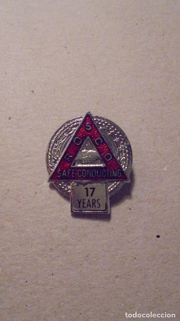 Medaglie tematiche: FERROCARRIL - MEDALLA INSIGNIA R.O.S.C.O SAFE CONDUCTING 17 YEARS - 2,8X2,5 CM.