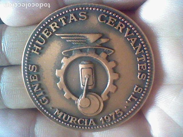 Medaglie tematiche: MEDALLA MANO COLOR COBRE GINES HUERTAS CERVANTES 1975 75 ANIVERSARIO NUEVAS INST