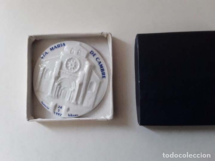 Thematic medals: Medalla porcelana Ribas. Sta Mar&iacute;a de Cambre.Dedicada en la parte inferior En caja original. 7.6cm d