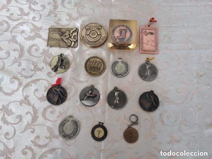Thematic medals: lote de 15 medallas distintos materiales,peso sobre 1,5 kg distintos materiales y formas