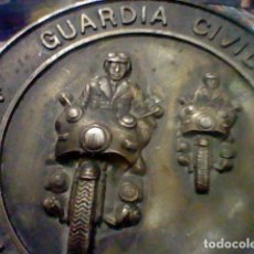 Medallas temáticas: GUARDIA CIVIL AGRUPACION TRAFICO 1984 25 ANIVERSARIO MEDALLA MANO LEER DESCRIPICON Y FOTOS. Lote 180138240