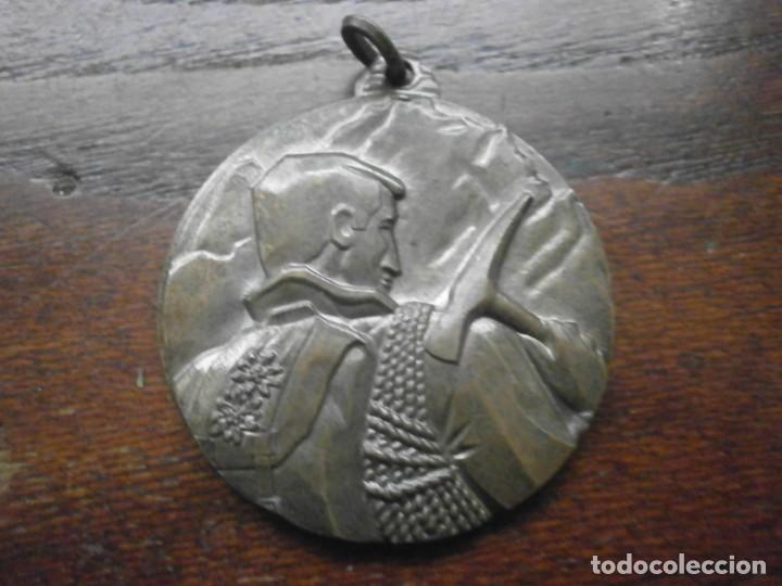 M&eacute;dailles th&eacute;matiques: antigua medalla bronce Alpinismo di&aacute;metro 4 cm. trasera grabada G M T 6-9-70