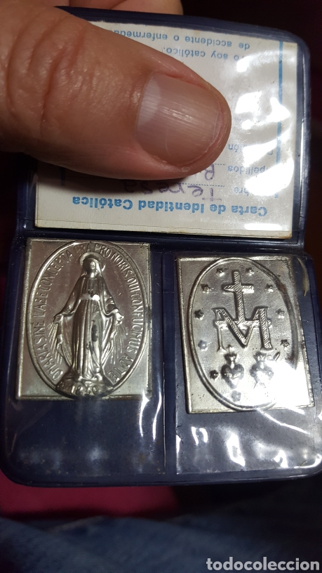 M&eacute;dailles th&eacute;matiques: ESTUCHE CARTA DE IDENTIDAD CATOLICA. 6 x 10 cm ABIERTO. CON 2 MEDALLITAS. A&Ntilde;OS 50 - 60