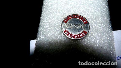Medallas tem&aacute;ticas: ficha token plateada y rojo
