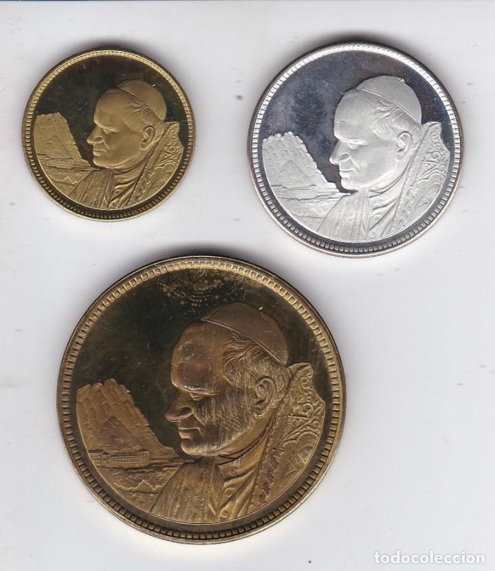 M&eacute;dailles th&eacute;matiques: LOTE DE 3 MEDALLAS DE LA VISITA DE JUAN PABLO II A MONTSERRAT EL A&Ntilde;O 1982 (JOAN PAU II)