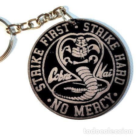 Medallas tem&aacute;ticas: llavero cobra kai de acrilico x 1