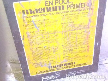 Medallas tem&aacute;ticas: antiguo afiche publicitario pegado en harboard con detalles