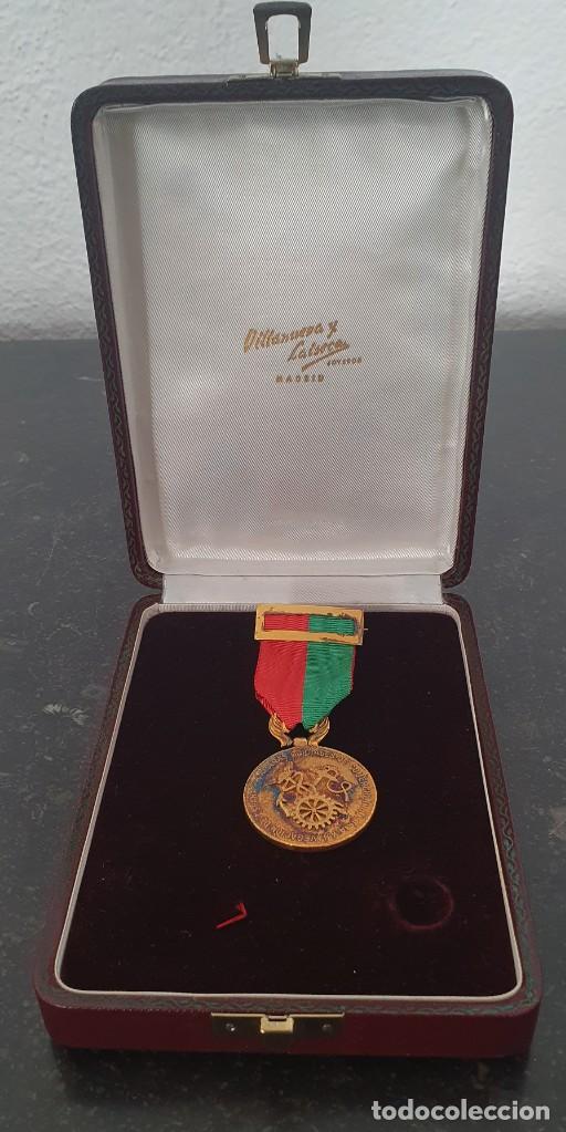 Medallas temáticas: MEDALLA AL MERITO - 1911 - CAMARAS OFICIALES DE COMERCIO, INDUSTRIAS Y NAVEGACIÓN DE ESPAÑA - Foto 3 - 298037678