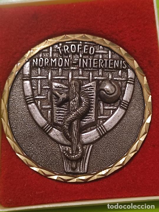 Medaglie tematiche: MEDALLA MANO TENIS PARA MEDICOS 1973 TROFEO NORMON INTERTENIS 6 CMS CAJA SOBADA