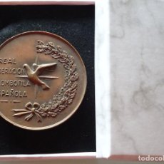 Medallas temáticas: MEDALLA DE LA REAL FEDERACIÓN COLOMBOFILA ESPAÑOLA. CONCURSO COLOMBOFILO 1977. CON CAJA. 130GR. Lote 314772793