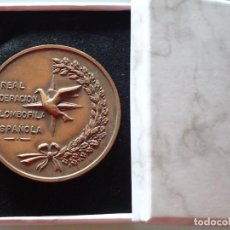 Medallas temáticas: MEDALLA DE LA REAL FEDERACIÓN COLOMBOFILA ESPAÑOLA. CONCURSO COLOMBOFILO 1967. CON CAJA. 130GR. Lote 314773073
