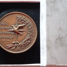 Medallas temáticas: MEDALLA DE LA REAL FEDERACIÓN COLOMBOFILA ESPAÑOLA. CONCURSO COLOMBOFILO 1978. CON CAJA. 130GR. Lote 314773173