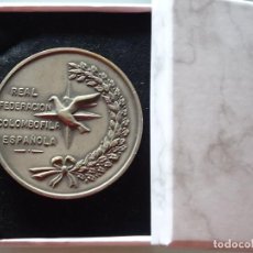 Medallas temáticas: MEDALLA DE LA REAL FEDERACIÓN COLOMBOFILA ESPAÑOLA. 75 ANIVERSARIO 1969. CON CAJA. 90GR. Lote 314773548