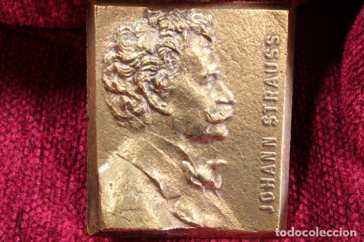 Medallas tem&aacute;ticas: Placa Johann Strauss. Bronce. Plaque Johann Strauss. Bronze. Medalla. Medal.