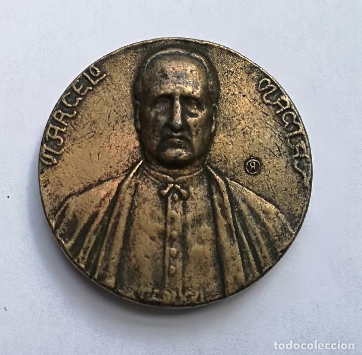 Medallas tem&aacute;ticas: Medalla Marcelo Macias. Reverso: Portico de la Gloria - 4 cm de diametro