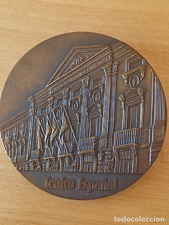 Medallas tem&aacute;ticas: TEATRO ESPA&Ntilde;OL MEDALLA MANO AYUNTAMIENTO MADRID 237 GR 8 CM ORIGINAL 2002 CONCEJALIA CULTURA
