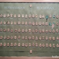 Medallas temáticas: 95 MEDALLAS - INSIGNIAS HERMANDADES DEL ROCÍO PEGADAS EN PANEL CON SUS PIES DE CADA HERMANDAD