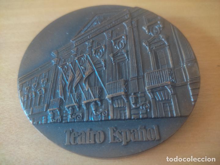 Medalhas tem&aacute;ticas: TEATRO ESPA&Ntilde;OL AYUNTAMIENTO MADRID CONCEJALIA CULTURA 2002 MEDALLA MANO 7,7 CM