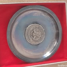 Médailles thématiques: PLATO DE ALPACA CON MEDALLA, IX CONGRESO NACIONAL DE PODOLOGIA, MADRID 1978. Lote 348609423