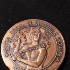 Medallas temáticas: MEDALLA 1973 TORRELAVEGA: CAMARA OFICIAL DE COMERCIO . INAUGURACIÓN MERCADO NACIONAL DE GANADO.