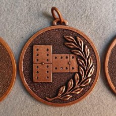Medallas temáticas: TRIO DE MEDALLAS DE COBRE,TEMAS BOXEO,DOMINO Y PETANCA. DIAMETRO 5,6 CM. REV. SIN GRABAR.PESO 70 GR.