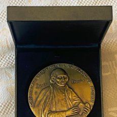 Medallas temáticas: CAJA DE AHORROS Y MONTE DE PIEDAD DE MADRID. MEDALLA DEL CENTENARIO DE FRANCO PIQUER. DIAMETRO 8 CMS. Lote 401648044