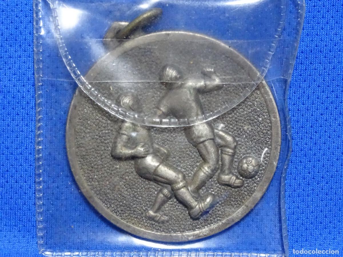 Medallas tem&aacute;ticas: MEDALLA METAL CLUB DEPORTIVO SENTMENAT DE F&Uacute;TBOL 1960. DI&Aacute;METRO 56 MM.