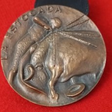 Medallas temáticas: MEDALLA DE BRONCE DE TAUROMAQUIA, LA ESTOCADA, ESCULTOR: MANOLO PRIETO. 75 MM. BUEN EJEMPLAR