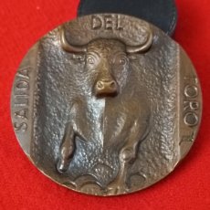 Medallas temáticas: MEDALLA DE BRONCE DE TAUROMAQUIA, SALIDA DEL TORO, ESCULTOR: MANOLO PRIETO. 75 MM. BUEN EJEMPLAR