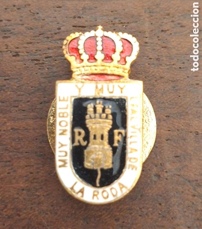 Medalhas tem&aacute;ticas: Bot&oacute;n insignia de solapa esmaltado ayuntamiento la roda muy noble y muy leal villa
