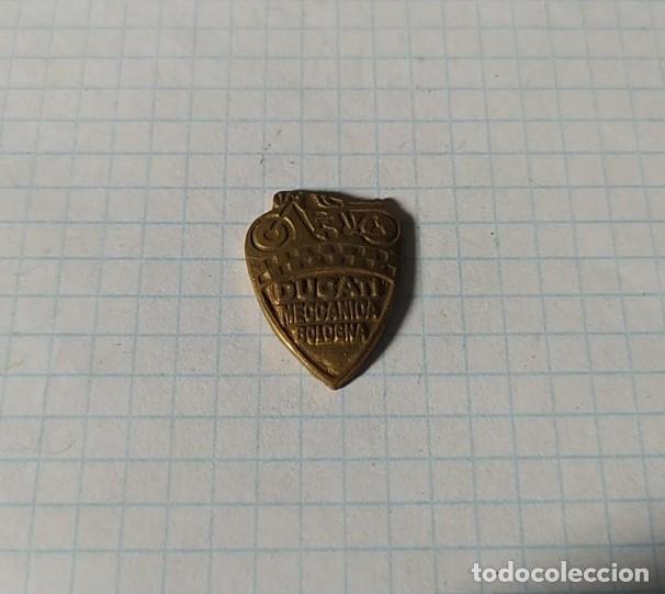 Medallas tem&aacute;ticas: Insignia escudo Ducati - Foto 1