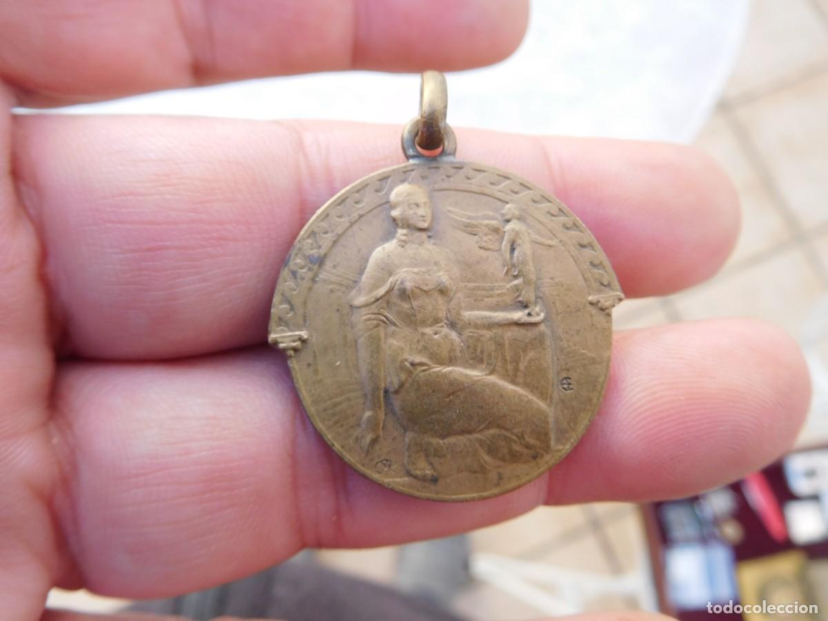 Medallas tem&aacute;ticas: Medalla antigua de bronce mujer - Foto 1
