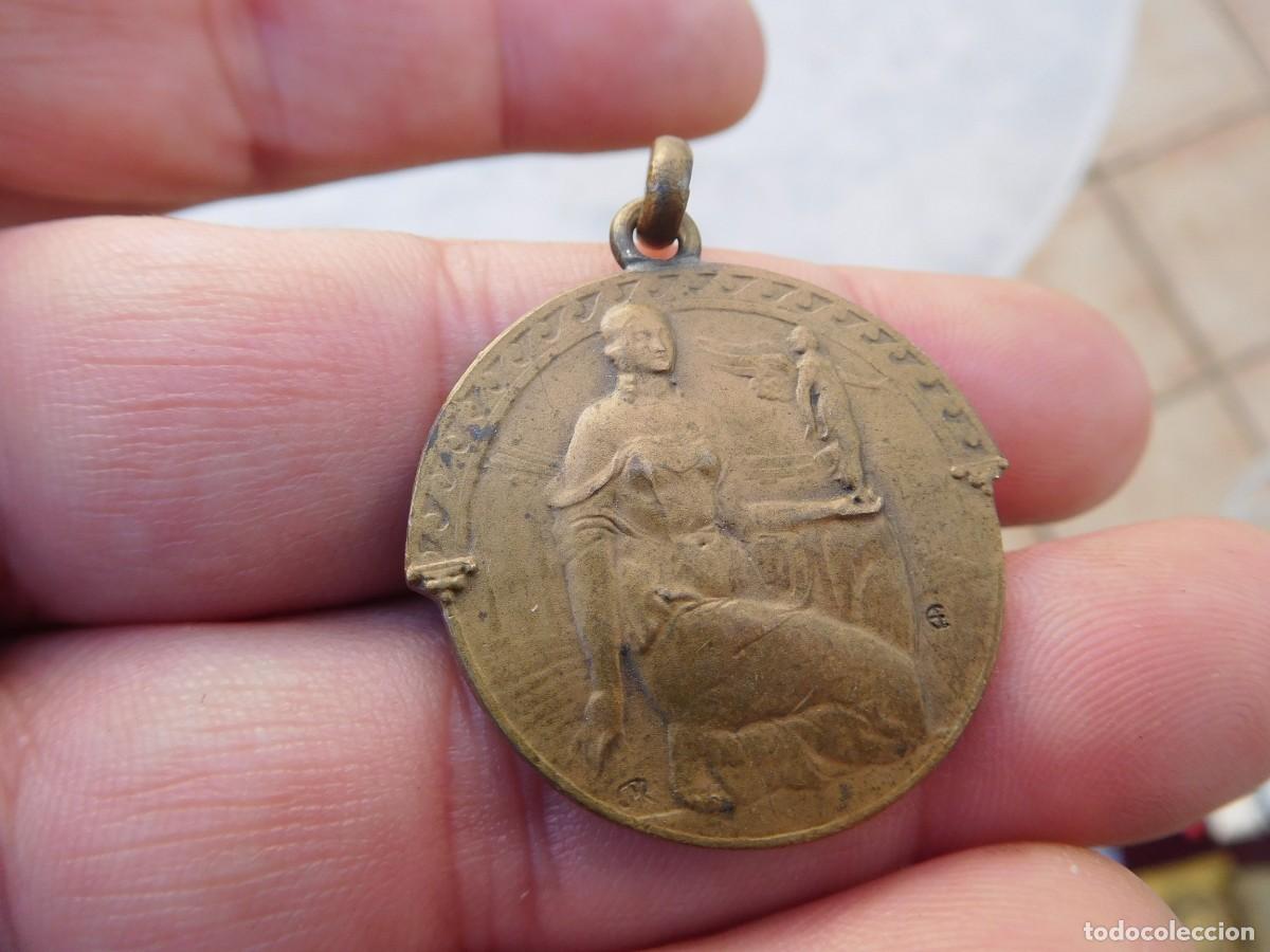 Medallas tem&aacute;ticas: Medalla antigua de bronce mujer - Foto 2