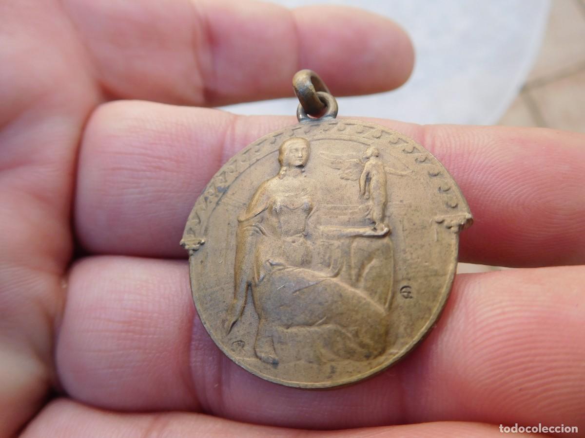 Medallas tem&aacute;ticas: Medalla antigua de bronce mujer - Foto 3