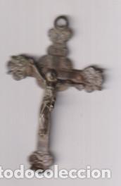 M&eacute;dailles th&eacute;matiques: Jes&uacute;s en la cruz. (AE 58 mms.) Bonita cruz rematada con dos cabezas de angelitos arriba y abajo y tr