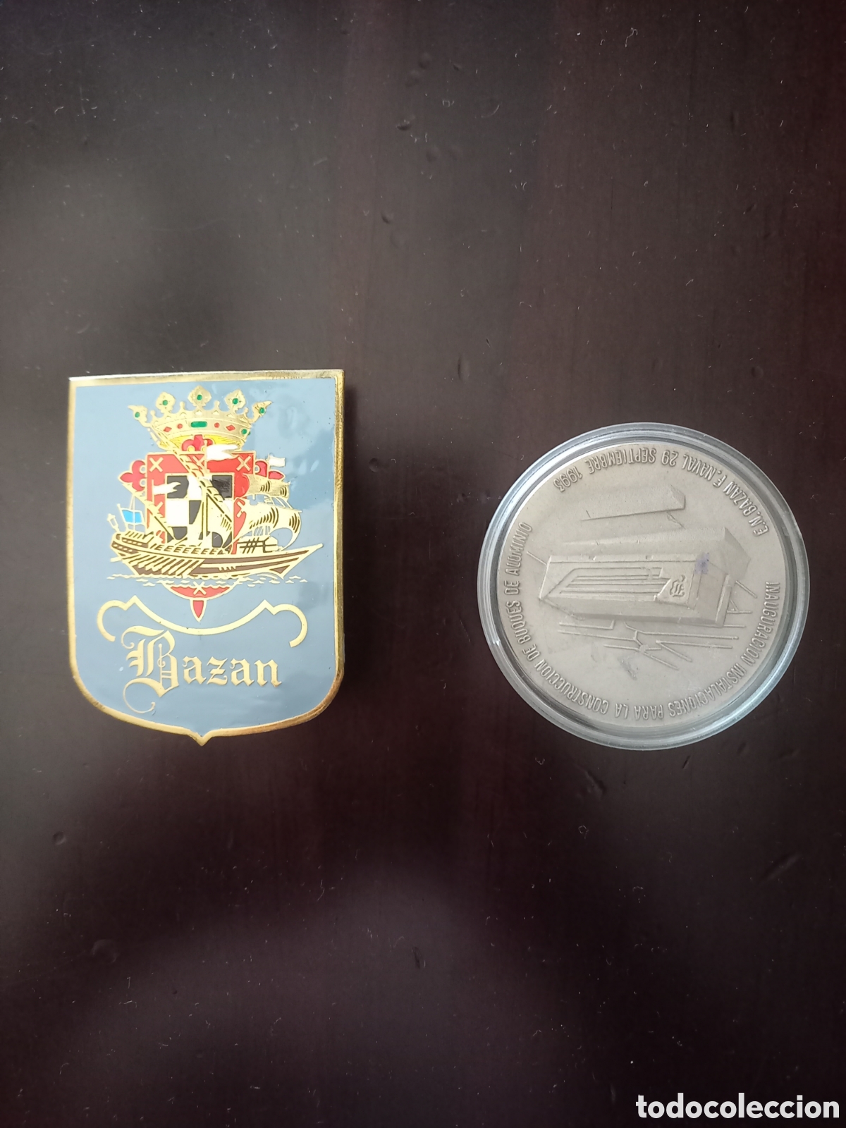 Medallas tem&aacute;ticas: Distintivo chapa policromada Bazan y medalla bazan inauguracion instalaciones construcci&oacute;n buques