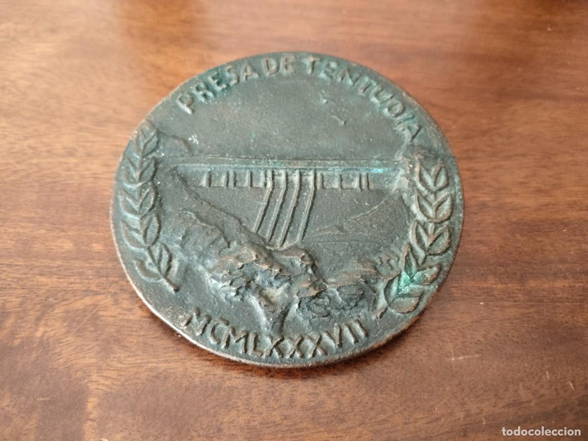 Medallas tem&aacute;ticas: Medalla en bronce. Presa de Tentud&iacute;a. 1987. Confederaci&oacute;n Hidrogr&aacute;fica del Guadiana. Badajoz.