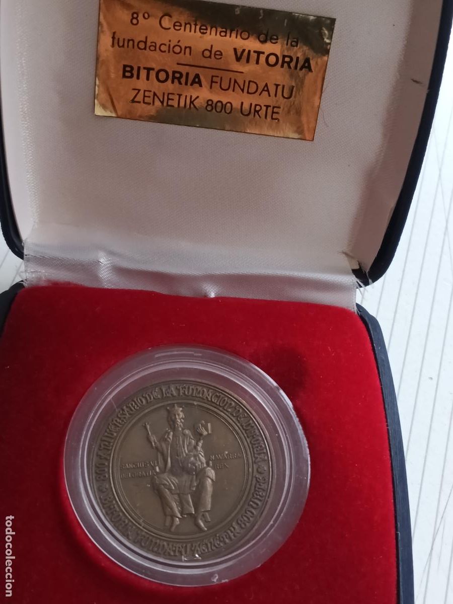 Medallas tem&aacute;ticas: MEDALLA DEL 8&ordm; CENTENARIO DE LA FUNDACION DE VITORIA 1181-1981. EN SU CAPSULA Y ESTUCHE