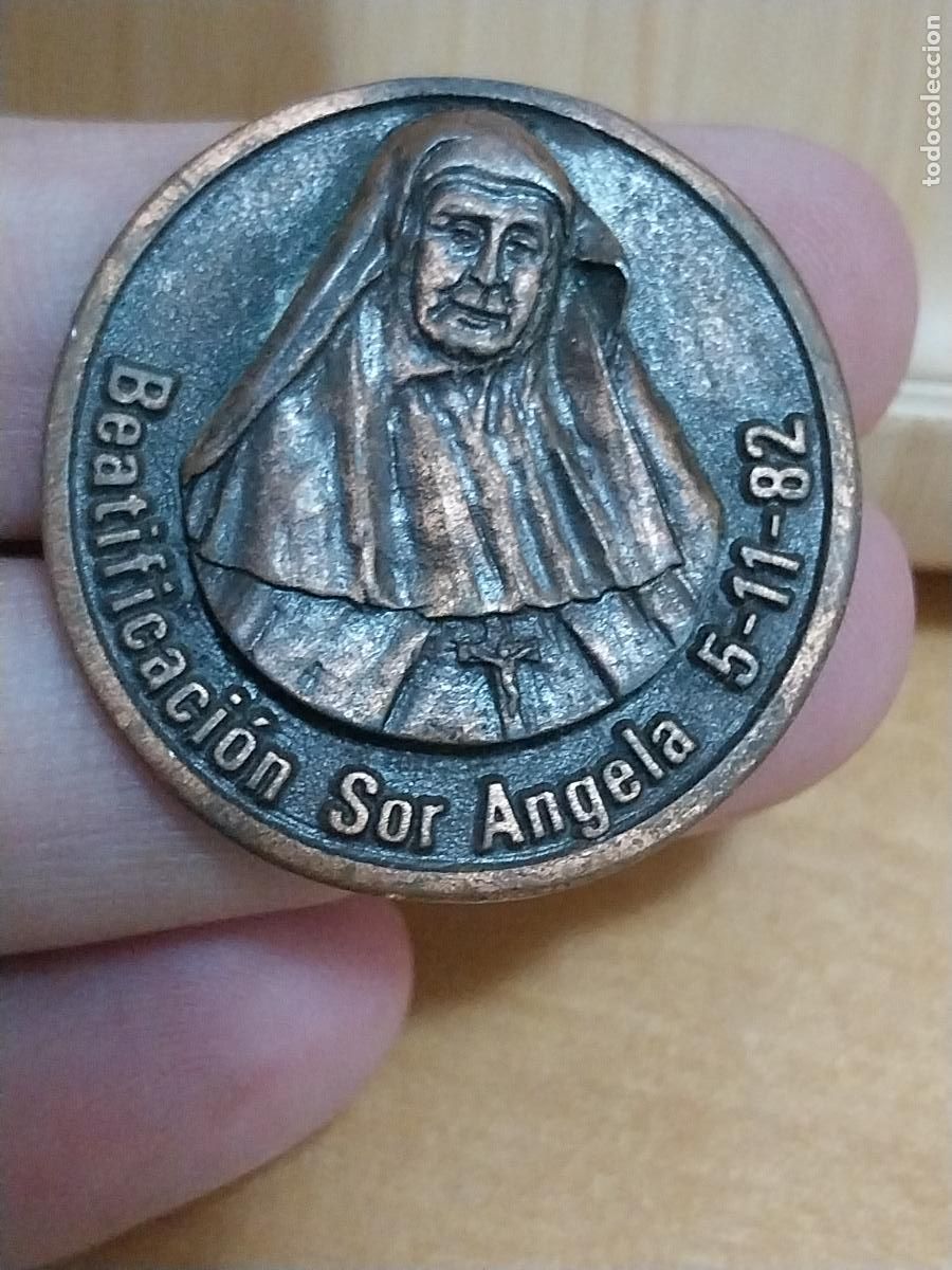 Medallas tem&aacute;ticas: SOR ANGELA BEATIFICACION NOVIEMBRE 1982 MEDALLA BROCHE INSIGNIA 3.78CMS METAL TONO COBRE