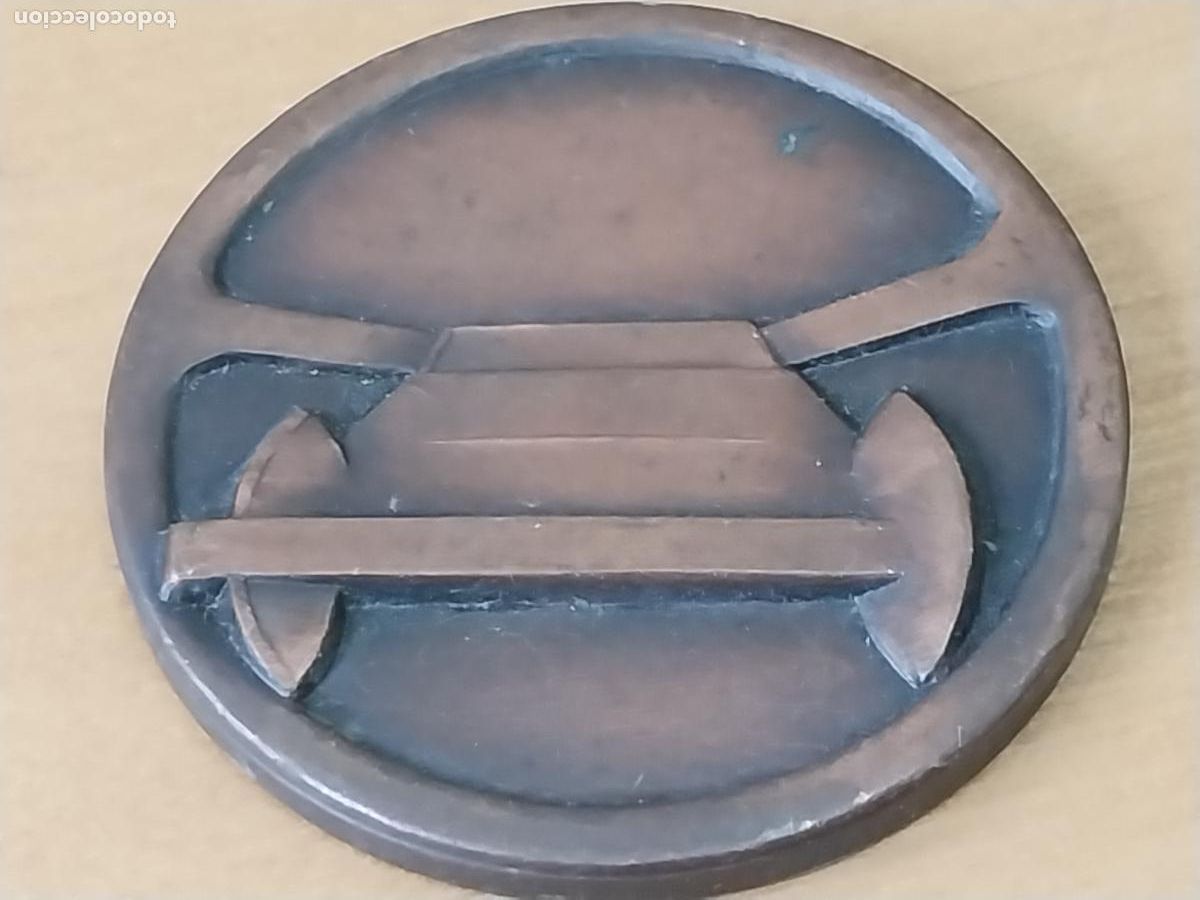 Medallas tem&aacute;ticas: FERIA AUTOMOVIL 1966 MEDALLA MANO TONO COBRE BARCELONA 4.97CMS ORIGINAL VINTAGE