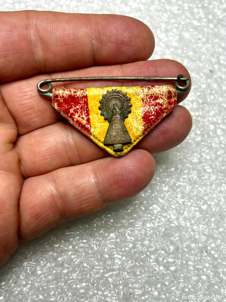 Medallas tem&aacute;ticas: 3728.Insignia religiosa antigua de la Virgen del Pilar patrona de la Hispanidad y la Guardia Civil