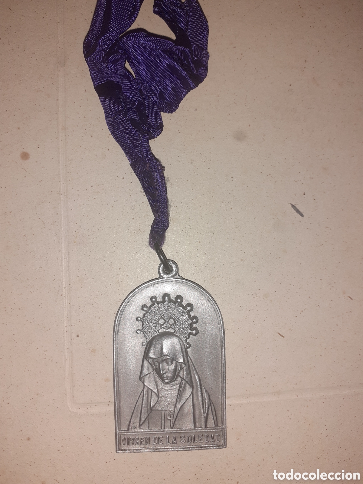 Medallas tem&aacute;ticas: ANTIGUA MEDALLA PROCESION DE LA SOLEDAD. SEMANA SANTA DE ZAMORA. CORDON MORADO. 5 X 3 CM. LATON.