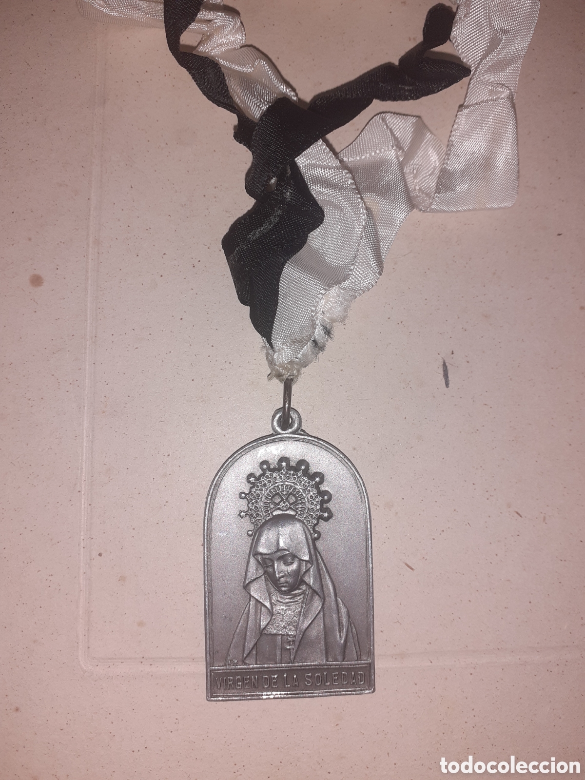 Medallas tem&aacute;ticas: ANTIGUA MEDALLA PROCESION DE LA SOLEDAD. SEMANA SANTA DE ZAMORA. CORDON B/NEGRO. 5 X 3 CM. LATON.