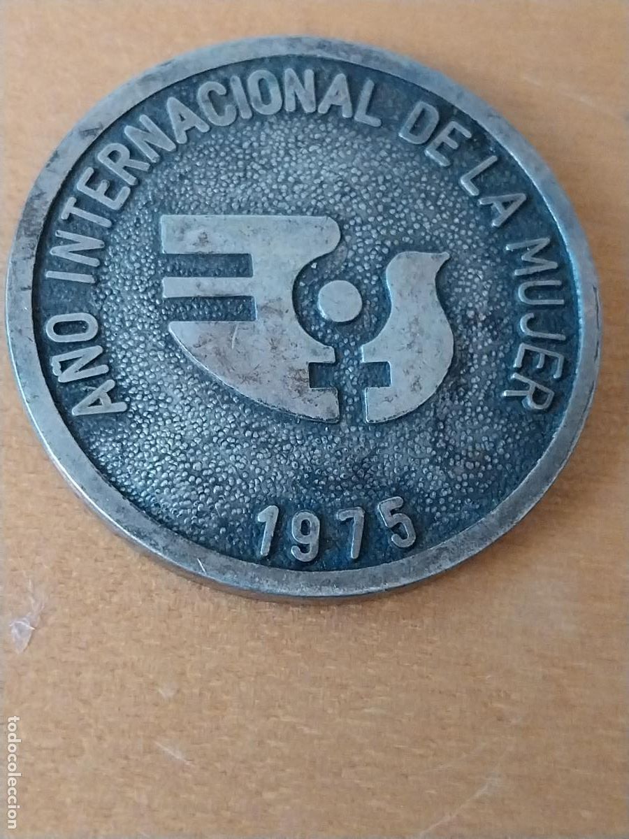 Medallas tem&aacute;ticas: MUJER EN EL TRABAJO A&Ntilde;O 1975 MEDALLA MANO 3.75CMS ORIGINAL JORNADAS SINDICALES NACIONALES