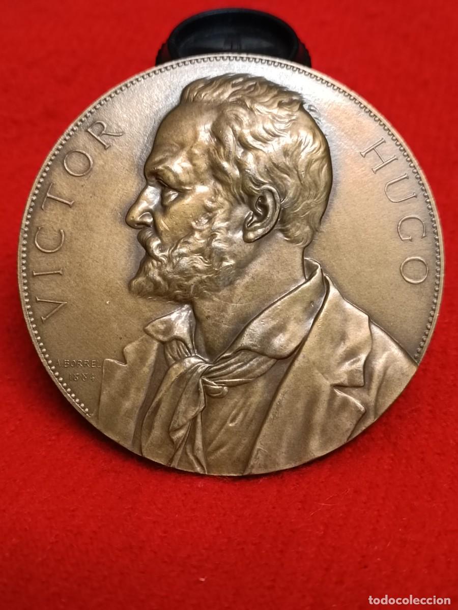 Medallas tem&aacute;ticas: Medalla de bronce, Francia, a V&iacute;ctor Hugo, firmada: A. Borrel 1884, 69 mm. diam. En canto: 1987