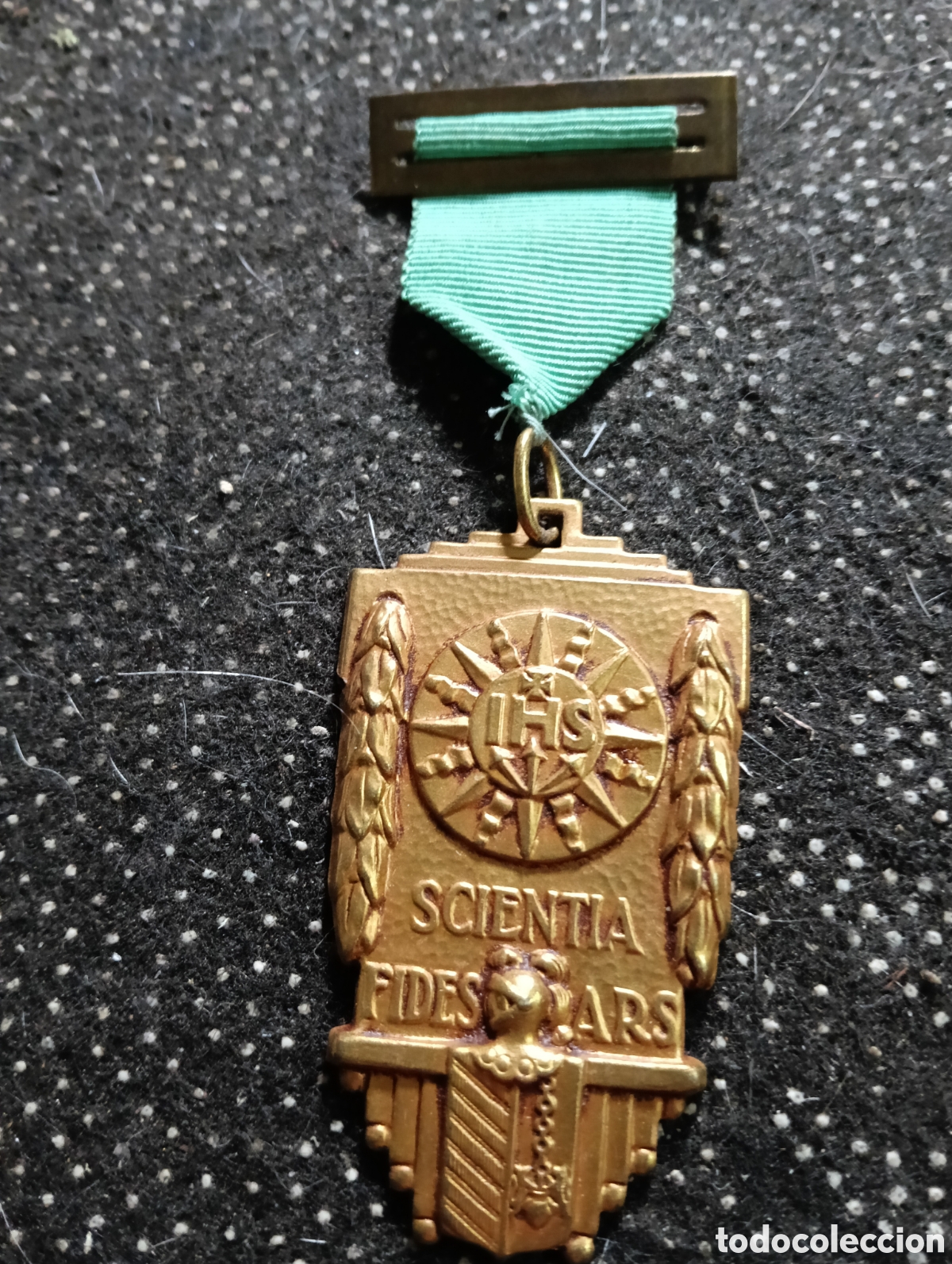 Medallas tem&aacute;ticas: 1945 MEDALLA ESCOLAR DE LOS JESUITAS CONDECORACI&Oacute;N SCIENTIA FIDES ARS ORO mide 6 x 4 cm