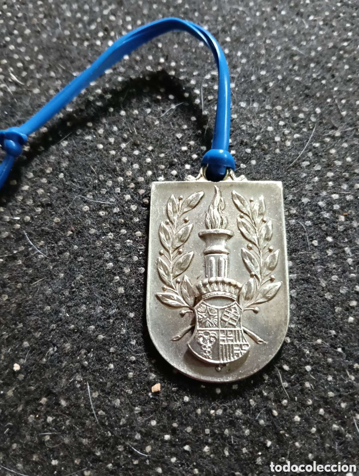 Medallas tem&aacute;ticas: Antigua medalla de Barcelona y Montserrat mide 4,5 x 3 cm
